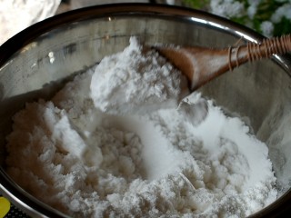 红糖雪蒸糕,过筛之后得到这种非常细腻的粉