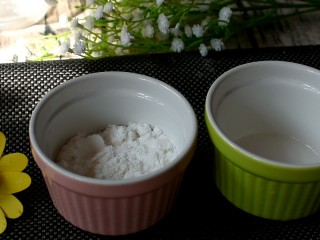 红糖雪蒸糕,先将米粉铺进去，放到模具的1/3就好