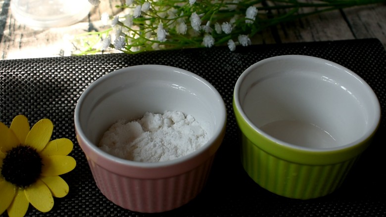 红糖雪蒸糕,先将米粉铺进去，放到模具的1/3就好
