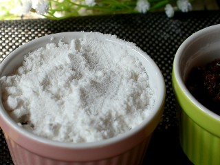 红糖雪蒸糕,最后再铺一层米粉，注意不要压实，蓬松感最好