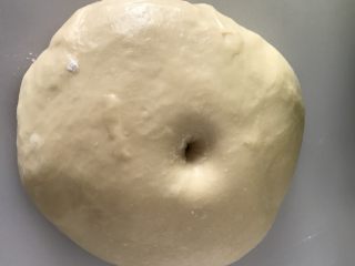 皇冠芝士包,发酵到差不多两倍大，戳洞不回弹不塌陷即发酵完成。