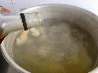 猪肚鸡,将洗好的鸡倒入锅中，加入水，滴几滴料酒。