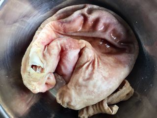 猪肚鸡,肚子同理焯一下水，将肚子切成1厘米左右的丝
