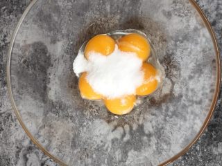 养乐多戚风蛋糕,蛋黄用放入20克细砂糖，用打蛋器搅拌均匀。
