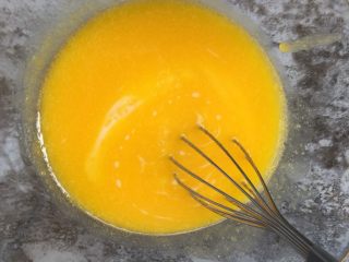 养乐多戚风蛋糕,倒入55克养乐多，继续用蛋抽搅拌均匀。
