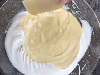 养乐多戚风蛋糕,搅拌好的蛋黄糊，倒入蛋白糊中，再次用刮刀搅拌至无蛋白糊的状态。 