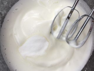 养乐多戚风蛋糕,打发至湿性发泡时，既提起打蛋头，打蛋头有一个大的弯勾，最后一次加入细砂糖。 