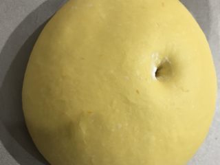 南瓜圈圈面包,发酵到差不多两倍大，戳洞不回弹不塌陷即发酵完成。