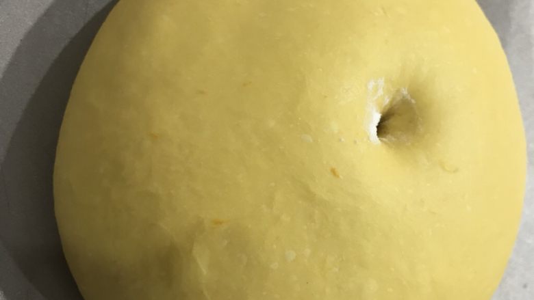 南瓜圈圈面包,发酵到差不多两倍大，戳洞不回弹不塌陷即发酵完成。