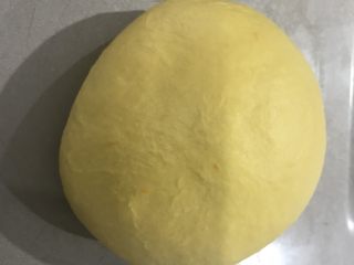 南瓜圈圈面包,滚圆后盖保鲜膜，室温进行基础发酵。