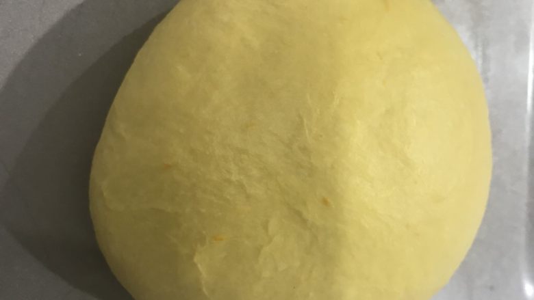 南瓜圈圈面包,滚圆后盖保鲜膜，室温进行基础发酵。