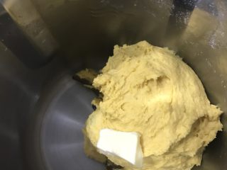 南瓜圈圈面包,揉到扩展后大约3分钟左右加入黄油，揉到接近完全。