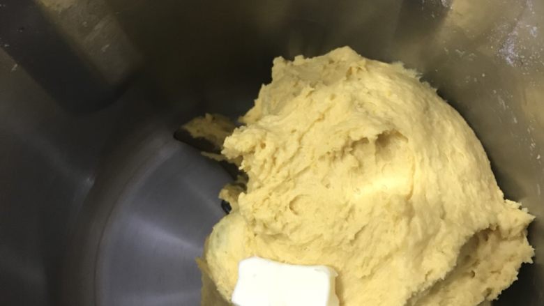南瓜圈圈面包,揉到扩展后大约3分钟左右加入黄油，揉到接近完全。