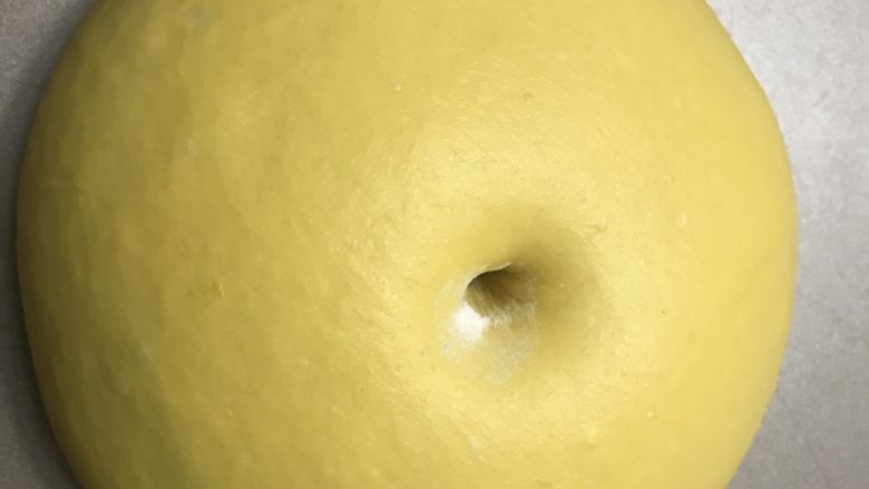 花朵南瓜包~南瓜面团南瓜馅儿,发酵到差不多两倍大，戳洞不回弹不塌陷即发酵完成。
