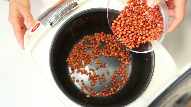 自制红豆沙,将处理好的红豆放入电饭煲中