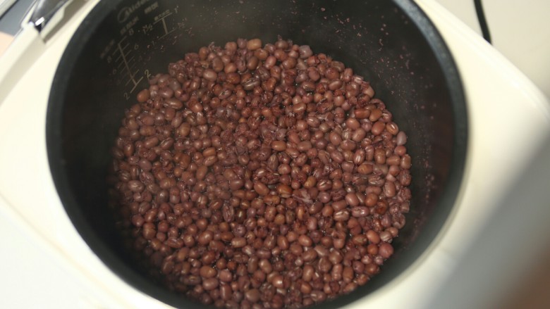 自制红豆沙,红豆煮熟啦，注意看，清水不要放太多，煮好的豆子正好把水吸干，太多水就煮成红豆汤了