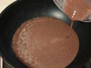 自制红豆沙,在炒锅中放入少量的食用油，将红豆泥倒入锅中，小火慢熬，不断搅拌，让水分蒸发