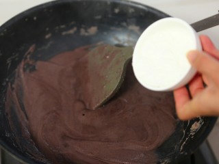 自制红豆沙,翻炒到快干时，放入少许白砂糖调味，继续翻炒