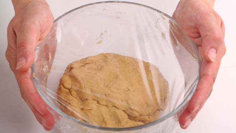 中式点心红糖夹心馒头,将面团放入一个大碗中，盖上保鲜膜，放在温暖处发至二倍大，40分钟左右；（碗不要太小，因为面会发酵哟）
