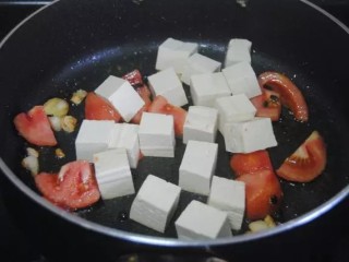 鲫鱼豆腐汤,豆腐西红柿入锅翻炒，加入蒜末炒出香味！