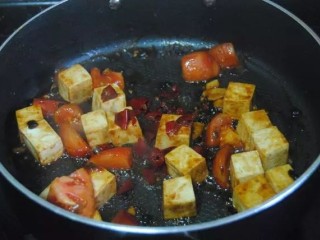 鲫鱼豆腐汤,加入剁椒，豆鼓，料酒，酱油，蚝油