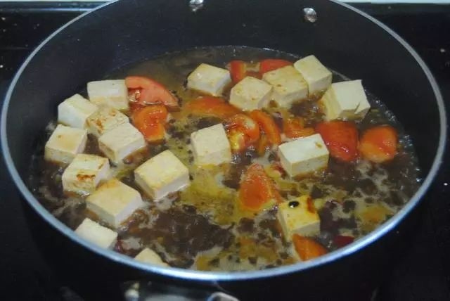 鲫鱼豆腐汤,加入热水煮开