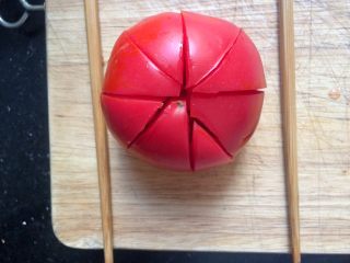 莲花番茄蛋,转个方向，再切2刀，一个番茄就切成8等份，(放筷子切是为了不切到番茄底部。)