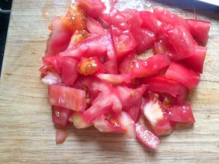 莲花番茄蛋,挖出的番茄肉也切碎