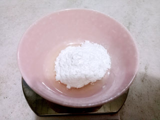 万圣节糖霜饼干,糖霜：把蛋清放入干净的小碗里，倒入糖粉用刮刀翻拌。