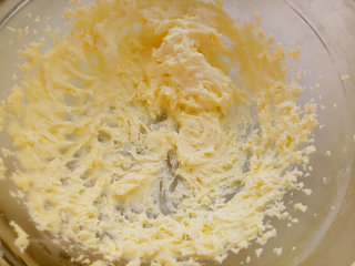 万圣节糖霜饼干,黄油室温软化加入砂糖，用电动打蛋器打至蓬松。