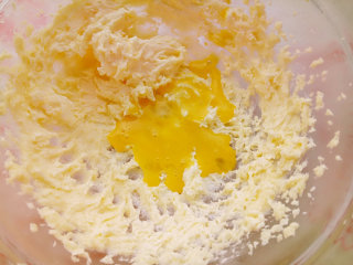 万圣节糖霜饼干,加入蛋液打均匀，再加入牛奶打至蓬松状态。