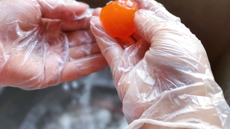 中式点心—酥掉渣的蛋黄酥,鸭蛋全部清洗干净后，将蛋黄蛋清同时打出放置于容器中，然后将蛋黄捞出并用流动水冲洗，使其外面的一层膜及蛋清全部脱落，这层膜是腥味的主要来源哦～