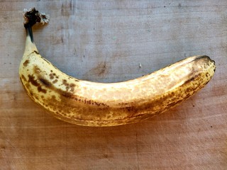 微波炉香蕉牛奶燕麦,香蕉要选择熟透的，呆有黑斑的才更香甜