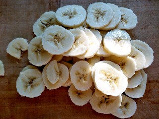 微波炉香蕉牛奶燕麦,香蕉剥皮，切成薄片备用