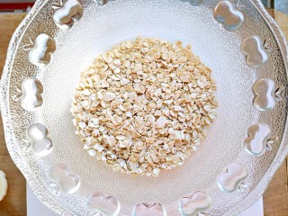 微波炉香蕉牛奶燕麦,称出25g燕麦片，放在微波炉可以使用的碗中