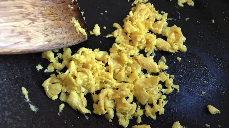 培根炒饭,快速滑散，将鸡蛋碎盛起备用