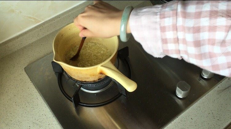 自制辣椒酱,将蒜末和姜末煸香后加入辣椒（连水一起倒入）