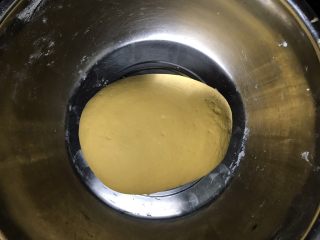 南瓜豆沙包,揉成光滑的面团，盖上盖子或保鲜膜，发酵至两倍大