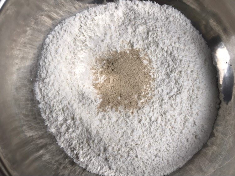 南瓜豆沙包,发酵粉倒入面粉里
