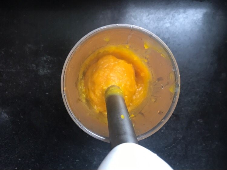 南瓜豆沙包,蒸熟的南瓜去皮打成泥，也可以先去皮蒸熟用勺子压成泥