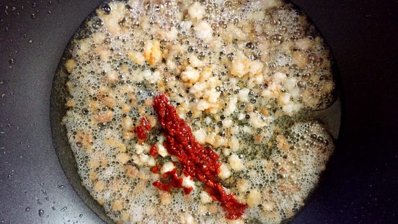 竹笋肉酱干拌面,肉糜的油煸出一些后加入适量豆瓣酱翻炒出香味。