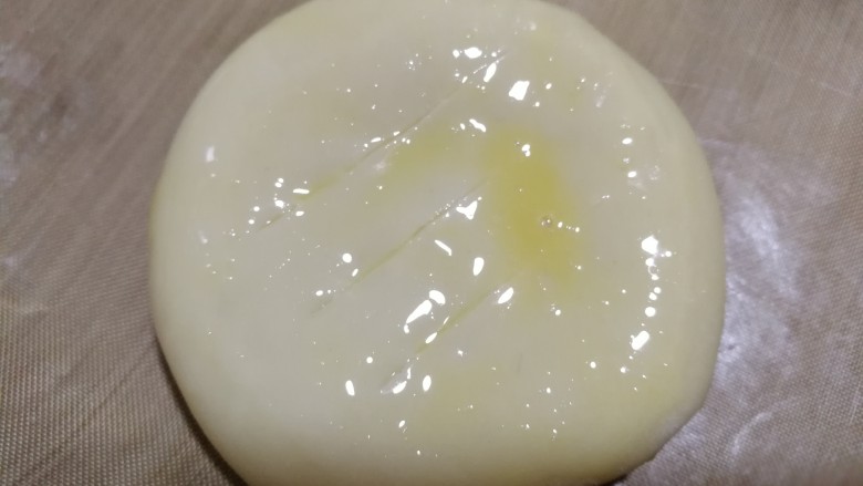 中式点心+老婆饼,现在表面上刷上蛋液，用刀割三道小口。不用割太深刻，割到馅料部分就可以。