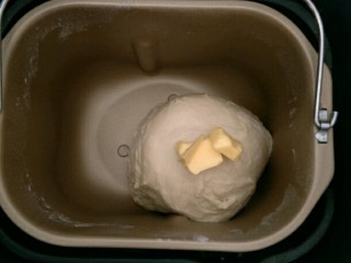 奶油蜂蜜脆底小面包,面团揉光滑后，加入软化的黄油揉到可以扯出不易破裂的略透明薄膜阶段