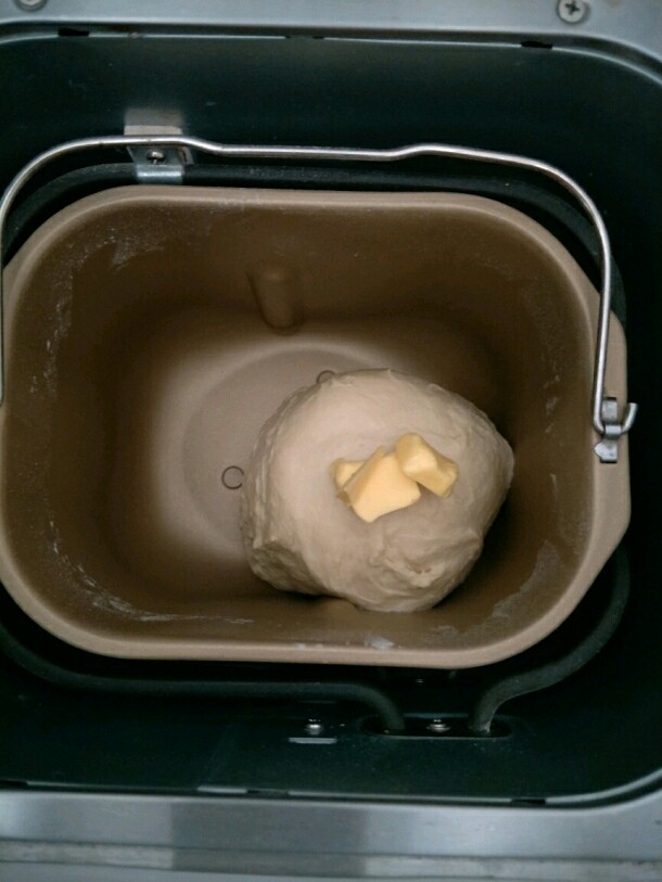 奶油蜂蜜脆底小面包,面团揉光滑后，加入软化的黄油揉到可以扯出不易破裂的略透明薄膜阶段