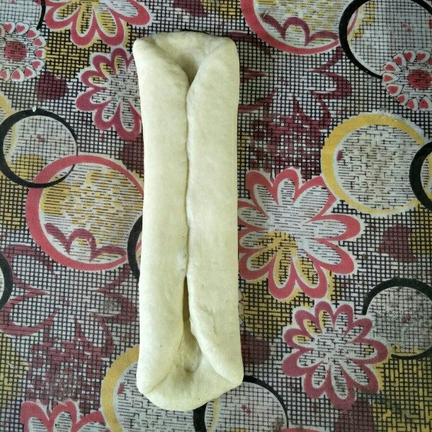 奶油蜂蜜脆底小面包,翻面，两边向中间折叠
