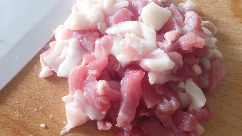 懒人饭之板栗肉丁焖饭,食材处理：猪肉切粒