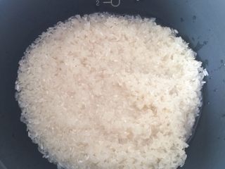 懒人饭之板栗肉丁焖饭,淘好的大米放在电饭煲内胆