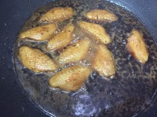 可乐鸡肉炒饭,焖至收汁一半的时候翻面，转小火继续盖锅盖焖煮