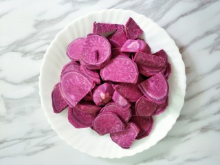 南瓜紫薯双色发糕,紫薯去皮切块
