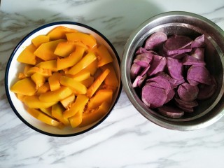 南瓜紫薯双色发糕,盖住保鲜膜上锅蒸熟取出